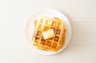 Tereyağlı, ballı ya da akçaağaç şuruplu ev yapımı waffle yığını