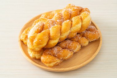 Tahta tabakta, sarmal şekilli şekerli çörek.