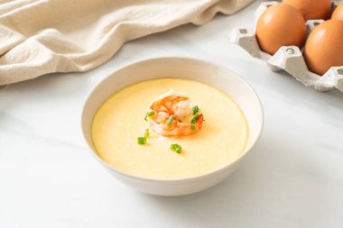 Karides ve taze soğanlı buğulanmış yumurta.