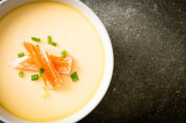 Yengeç sopasıyla haşlanmış yumurta ve taze soğan.