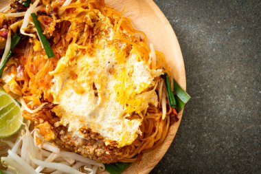 Pad Thai - Tayland usulü kızarmış erişte ve yumurta - Asya usulü
