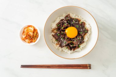 Soya aromalı pilav veya Japon Pork Donburi kasesi - Asya yemeği tarzı