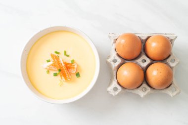 Yengeç sopasıyla haşlanmış yumurta ve taze soğan.