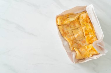 Yumurtalı kızarmış roti ve yoğunlaştırılmış süt.