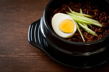 Kore fasulye soslu Anında Erişte salatalık ve haşlanmış yumurta (Jajangmyeon veya Jjajangmyeon) - Kore yemek tarzı