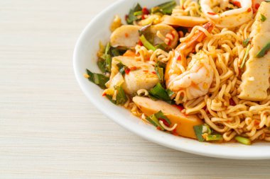 Anında baharatlı erişte salatası ve karışık et. Asya yemeği tarzı.