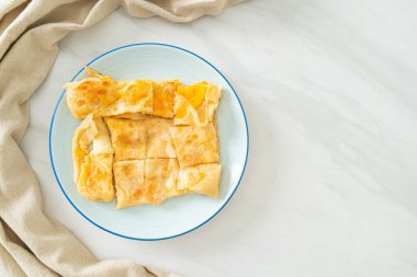 Yumurtalı kızarmış roti ve yoğunlaştırılmış süt.