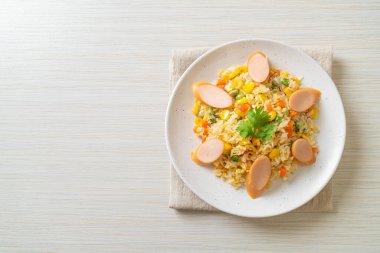 Sosisli pilav ve karışık sebze.