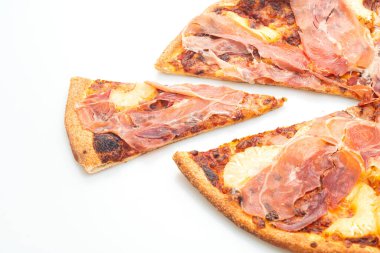 Beyaz arka planda jambonlu pizza ya da jambonlu pizza.