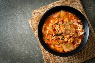 Kore udon eriştesi ve kimchi çorbası, Asya usulü.