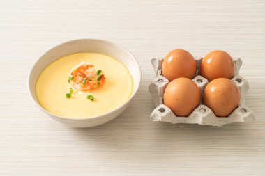 Karides ve taze soğanlı buğulanmış yumurta.