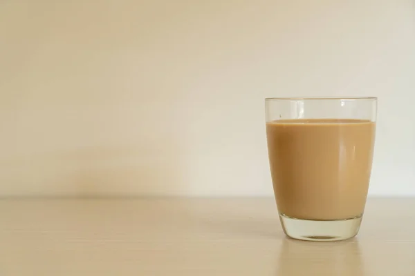 Καφέ Latte Ποτήρι Έτοιμο Πιει Μπουκάλια Καφέ Στο Τραπέζι — Φωτογραφία Αρχείου