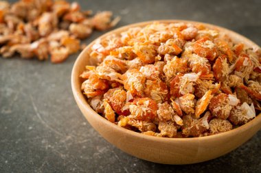 Kurutulmuş karides ya da kase içinde kurutulmuş tuzlanmış karides.