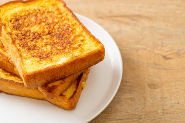 Kahvaltı için beyaz tabakta yumurtalı ekmek.