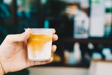 Kirli kahveyi servis bardağında tutarken