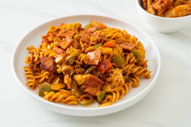 Jambon ve domates soslu kızarmış fusilli makarna.