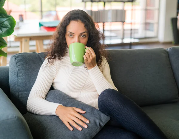 Mujer Latina Bebiendo Café Sofá Casa — Foto de Stock
