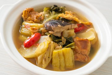 haşlanmış lahana turşusu ve acı kabak çorbası - Asya ve vegan ve vejetaryen yemek tarzı