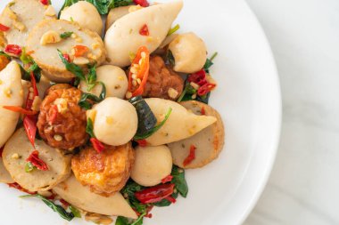 Baharatlı kızarmış balık köftesi ve şifalı otlar.