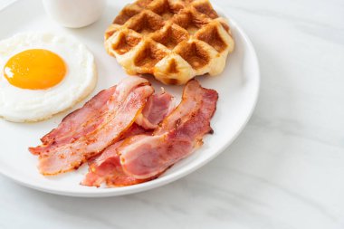 Kahvaltıda pastırmalı yumurta ve waffle.