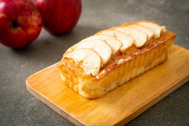 Elmalı ekmek tahtada parçalanmış kek.