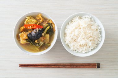 haşlanmış lahana turşusu ve acı kabak çorbası - Asya ve vegan ve vejetaryen yemek tarzı