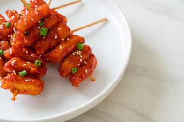 Kore usulü baharatlı soslu kızarmış Kore pirinç keki (Tteokbokki).