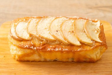 Elmalı ekmek tahtada parçalanmış kek.