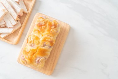 Tahtada nefis taro ekmeği.