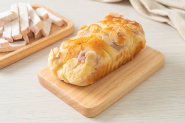 Tahtada nefis taro ekmeği.