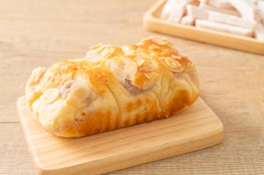 Tahtada nefis taro ekmeği.