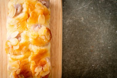 Tahtada nefis taro ekmeği.