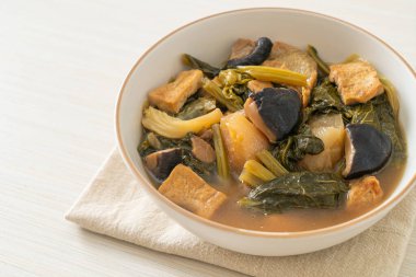 Tofulu Çin sebze güveci veya sebze çorbası karışımı - vejetaryen ve vejetaryen yemek tarzı.