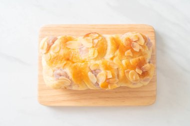 Tahtada nefis taro ekmeği.