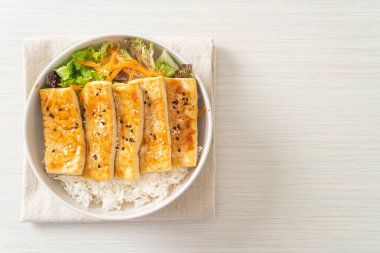 Teriyaki tofu pirinç kasesi - vejetaryen ve vejetaryen yemek tarzı
