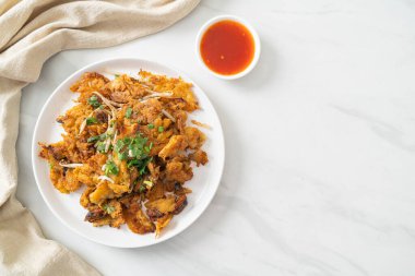 Yumurtalı kızarmış midye krepi - Tayland sokak yemeği tarzı