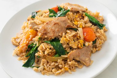 Beyaz tabakta domuz etli ev yapımı pilav.