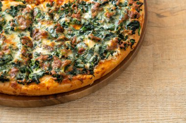 Tahta tepside ıspanaklı ve peynirli pizza. Vejetaryen ve vejetaryen yemek tarzı.