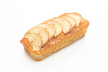 Elma ekmeği parçalanmış kek beyaz arka planda izole edilmiş.