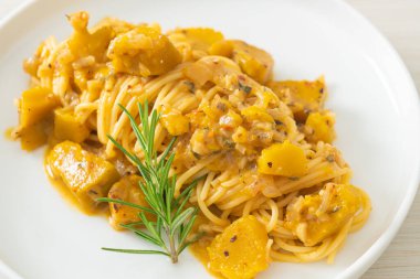 kabaklı spagetti makarna alfredo sosu - vegan ve vejetaryen yemek tarzı