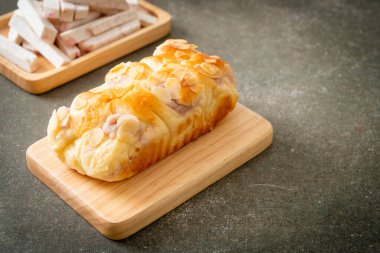 Tahtada nefis taro ekmeği.