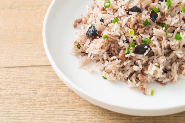 Çin zeytinli ve kıymalı pilav Asya usulü.