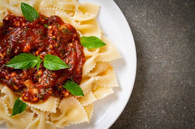 Fesleğenli farfalle makarna ve domates soslu sarımsak - İtalyan sosu