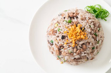 Çin usulü siyah zeytinli kıymalı pilav - Asya usulü.