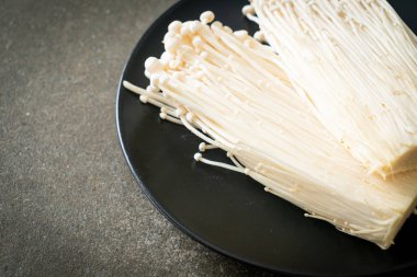 taze enoki mantarı ya da tabakta altın iğne mantarı