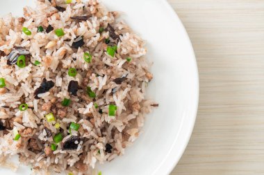 Çin zeytinli ve kıymalı pilav Asya usulü.