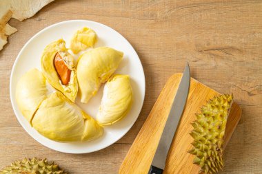 Durian olgun ve taze, durian kabuğu beyaz tabakta.