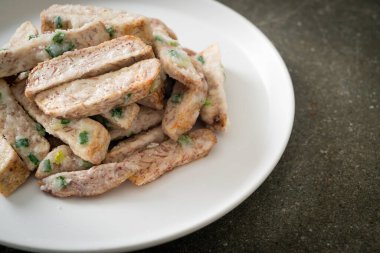 Şeker kaplı taro ya da Kıtır Tatlı Taro tabakta