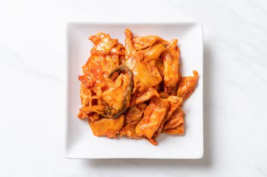 Kore usulü kimchi ile kızartılmış domuz eti.