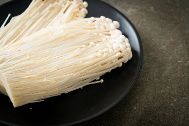 taze enoki mantarı ya da tabakta altın iğne mantarı